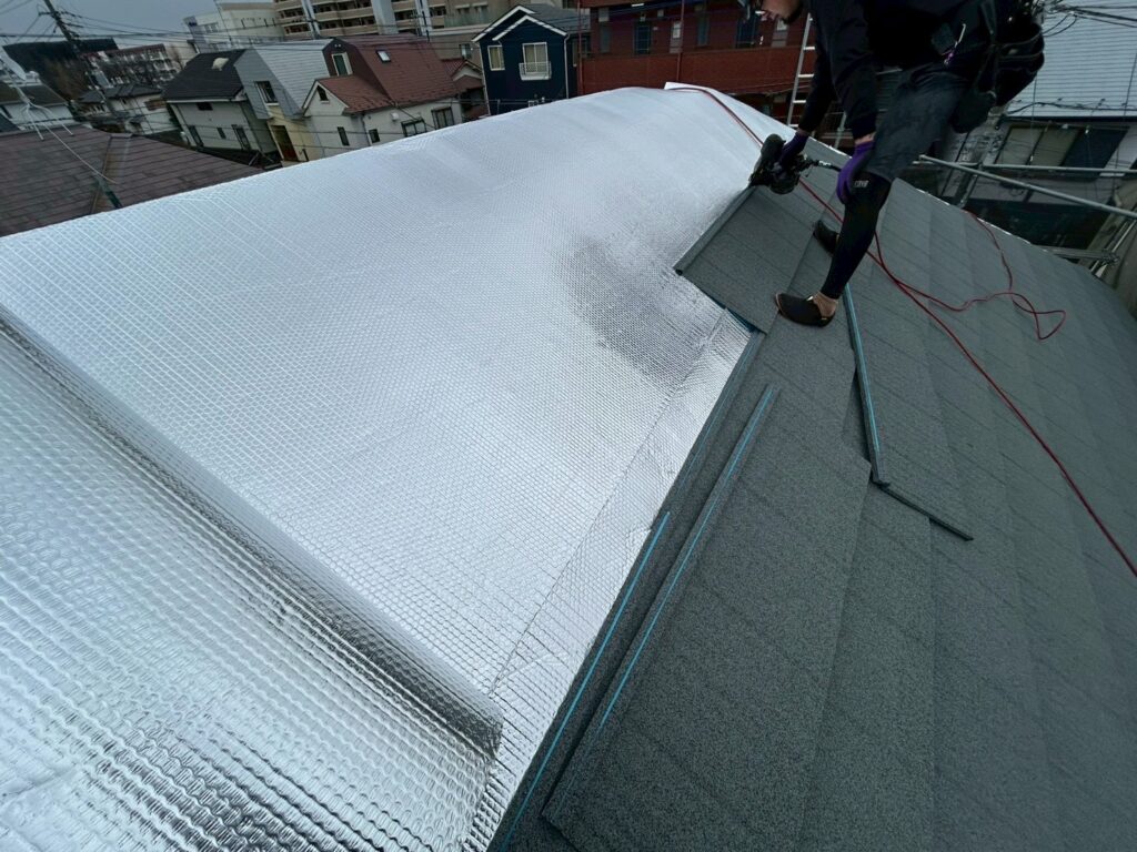 屋根の暑さを軽減するアストロフォイル
